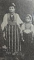 Een vrouw en haar dochter uit Pristina in klederdracht, 1912