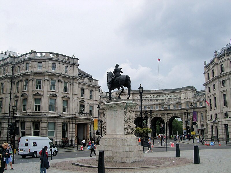 File:Statue of Charles I with Admiralty Arch, 2012.jpg