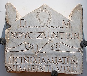 La dédicace D.M. ou Dis Manibus, « aux dieux Mânes » est encore présente sur cette tombe chrétienne du IIIe siècle.