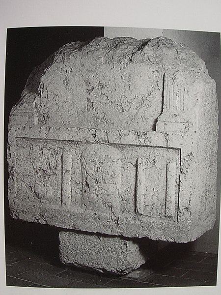 File:Stele funeraria di magistrato da Buttapietra.jpg