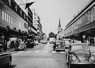 Storgatan mot norr med nybyggda varuhusen Domus, Kringlan och Tempo, 1960-tal.