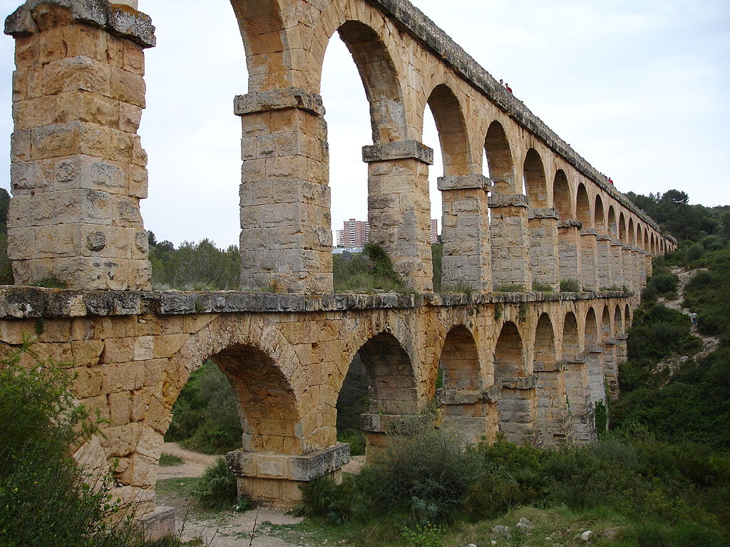 https://upload.wikimedia.org/wikipedia/commons/thumb/2/24/Tarragona.Pont_del_diable_aq%C3%BCeducte.jpg/1024px-Tarragona.Pont_del_diable_aq%C3%BCeducte.jpg