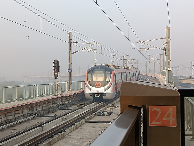 File:The rear of a Hyundai-Rotem coach of Delhi Metro's Pink Line at Anand Vihar metro station.jpg