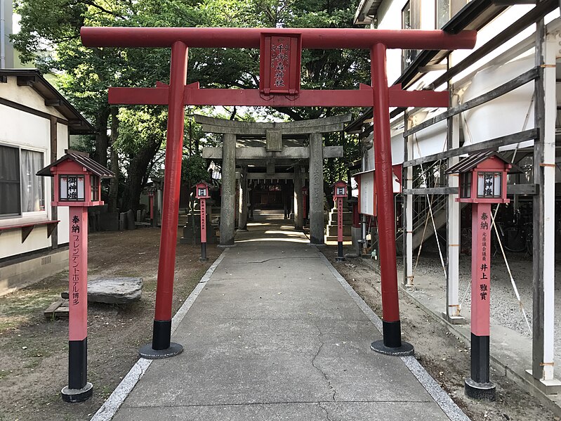 File:Torii of Chiyomori Shrine.jpg