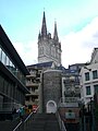 Tour médiévale Villebon de la rue Baudrière et la Cathédrale Saint-Maurice vue de la place de la République.