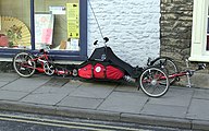 Trehjulsykkel formet som liggesykkel for to personer. Det skal bare være bygget to sykler av denne tandemmodellen. Foto: Storbritannia, 2005