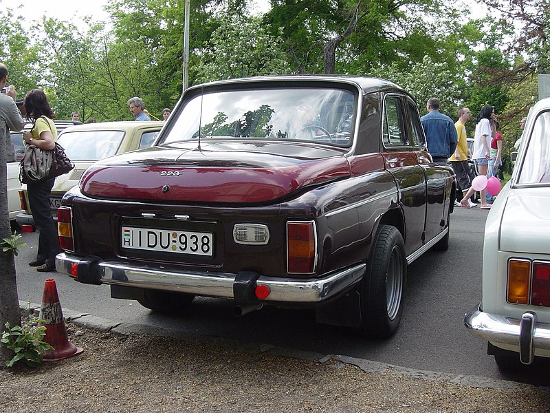 File:Tuned FSO Warszawa 223 at the Szocialista Jáműipar Gyöngyszemei 2008 2.jpg