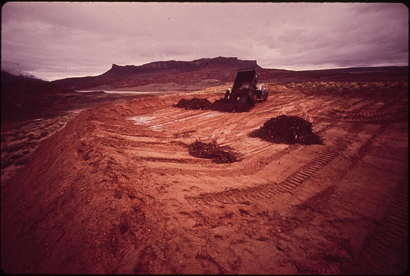 File:UNLOADING OIL LADEN DEBRIS, PART OF EPA SUPERVISED CLEAN-UP OF THE SAN JUAN RIVER OIL SPILL. 285,000 GALLONS OF CRUDE... - NARA - 545677.jpg