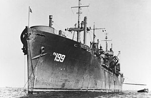 USS Magoffin (APA-199) зәкірде, шамамен 1945 ж. (NH 74304) .jpg