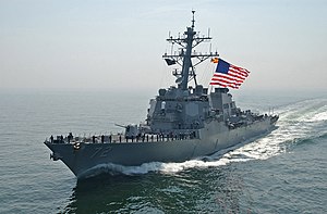 US Navy 070528-N-5459S-004 Niszczyciel z pociskami kierowanymi USS Mahan (DDG 72) zbliża się do krążownika z pociskami kierowanymi USS Normandy (CG 60) podczas przełęczy na Morzu Bałtyckim.jpg