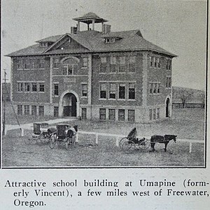 Umapine School, circa 1911.jpg