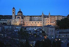 Veduta laterale del Palazzo Ducale di Urbino di sera - 0410675729-MIBAC