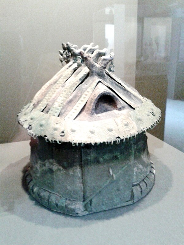 Urn in the shape of a hut, which represents the typical Etruscan house of the Villanovan phase, 8th century BC, from Vulci, Musée d'art et d'histoire 