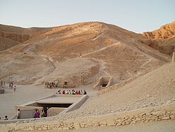 Az előtérben Tutanhamon, a háttérben Amenmessze sírja
