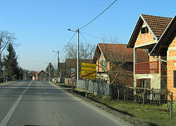 A falu bejárata Donji Hrastovac felől