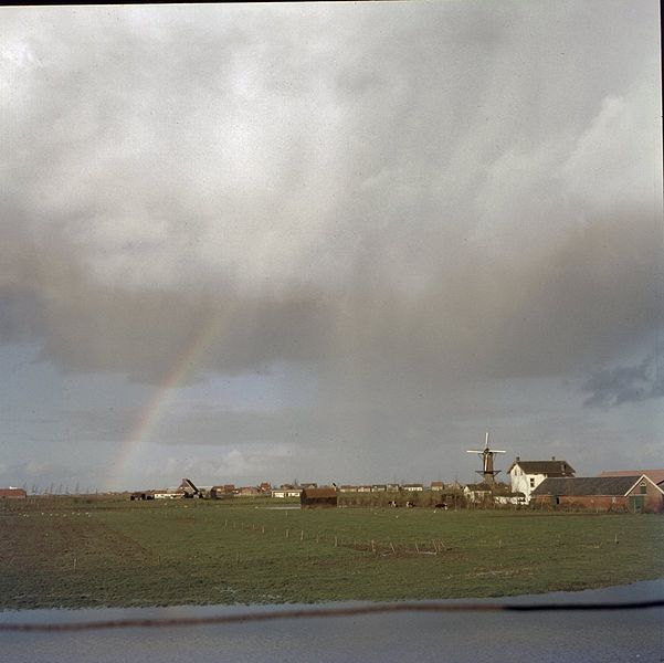 File:Vergezicht met molen en regenboog - Wolphaartsdijk - 20363744 - RCE.jpg