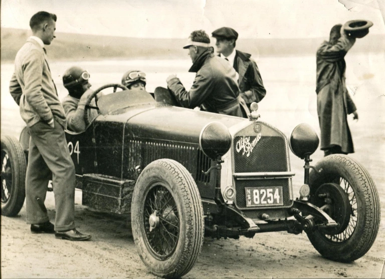 File:Vida Jones and riding mechanic, Gerringong Beach May 1930 Alfa 6C1750 SS (Fairfax).webp