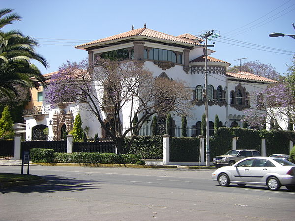 INBA-catalogued property built in the Colonial Californiano style. This mansion was on the market for an asking price of 75.88 million Mexican pesos, 