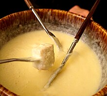 Plan Détaillé Des Personnes Brassant Un Délicieux Pot Traditionnel De Fondue  Au Fromage Suisse Liquide Chaud Fondue Image stock - Image du cuisine,  jour: 209017579