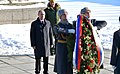 Vladimir Putin pune o coroană de flori