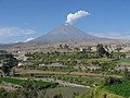 Esta imagen desde un ángulo más urbano sintetizaría muy bien las características de Arequipa.