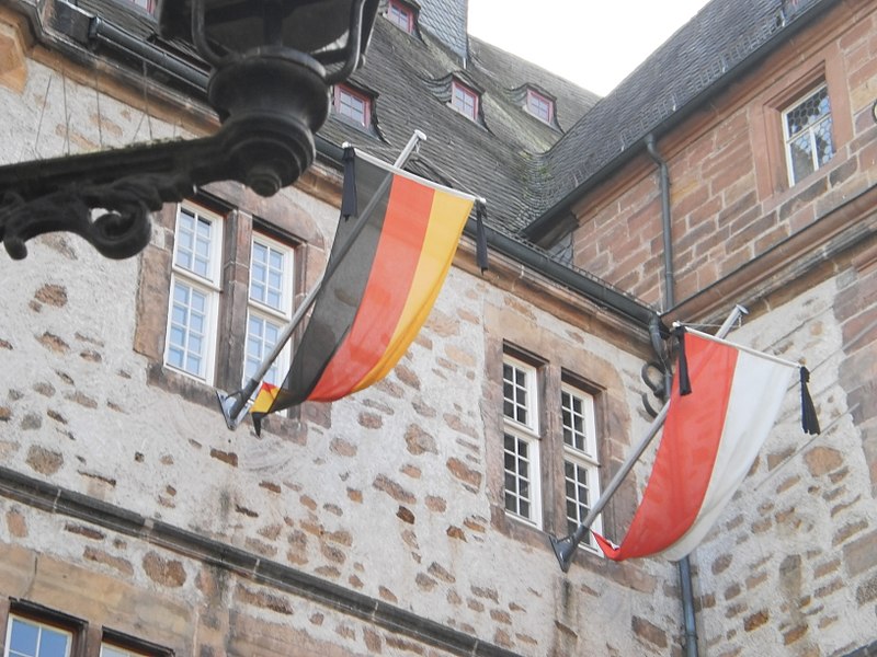 File:Volkstrauertag-Beflaggung am Rathaus Marburg, schwarz-rot-gelb-Trikolore, weiss-rote Landesflagge Hessen 2017-11-19.jpg