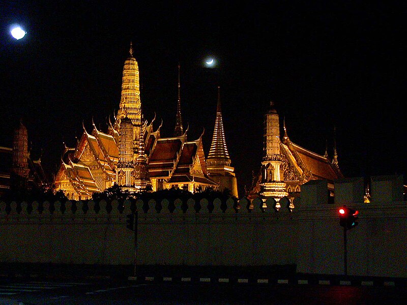 File:Wat Phra Kaew at night.JPG