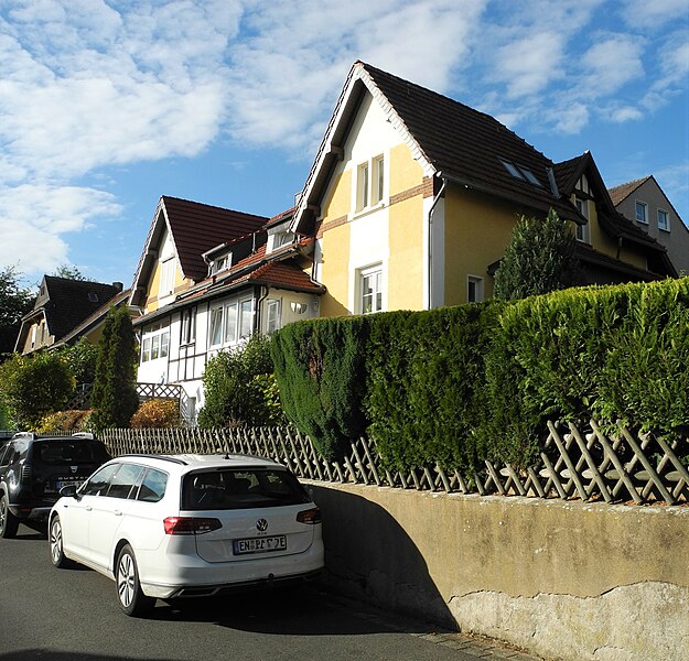 File:Wetter (Ruhr), Siedlung Stuckenholzhöhe, Stuckenholzstr. 26 + 28, über Eck von rechts.jpg