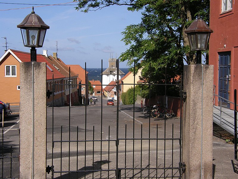 File:Widok przez bramę kościelną na morze - panoramio.jpg