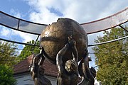 Deutsch: Wikipedia Denkmal in Słubice, 18. September 2019, sichtbare Spuren vandalistischer Zerstörungen English: Wikipedia Monument in Słubice,18 September 2019, visible vandalism