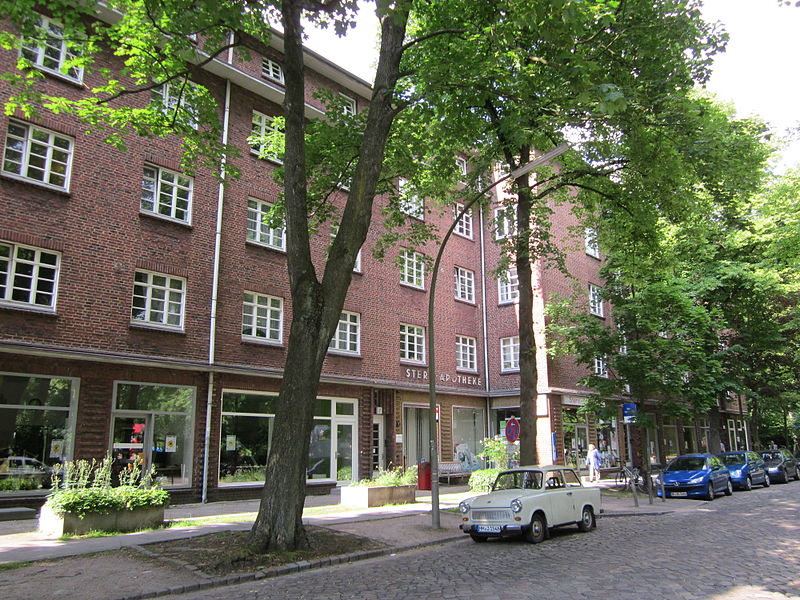 File:Wohn- und Geschäftshäuser am Hartzlohplatz in Hamburg-Barmbek-Nord 2.jpg