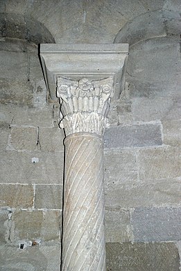 Colonne torsadée et chapiteau en marbre blanc.