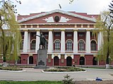 Пам'ятник Суворову перед будівлею КВЛ ім. Івана Богуна