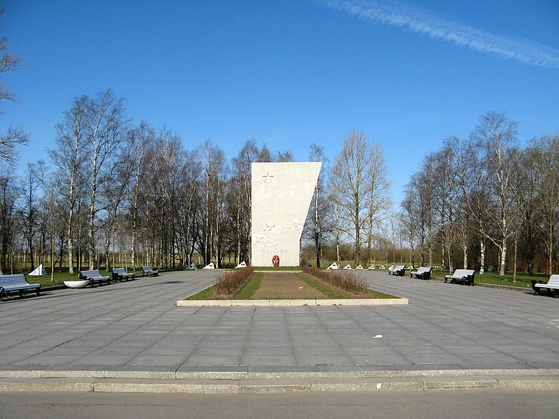 File:Пушкин, мемориал Ополченцы 03.jpg