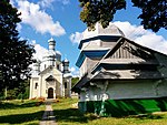 Стара дерев'яна і нова церкви в селі Деренівка.jpg