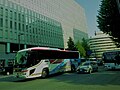 {JRJP博多大廈（日語：JRJP博多ビル）前行走的高速公車「島原號」（日野S'elega）