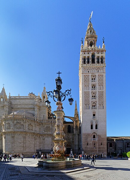 File:104,5 Meter hoch ist der Glockenturm der Kathedrale von Sevilla. 01.jpg