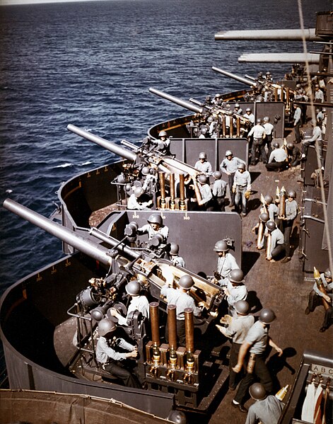 Plik:127mm gun battery aboard USS New Mexico (BB-40) off Saipan on 15 June 1944.jpg
