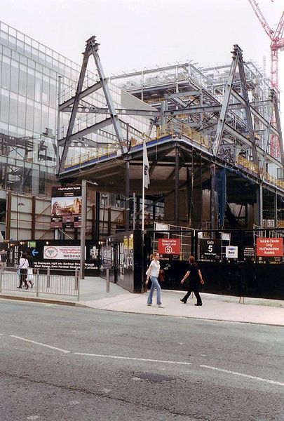 File:1 The Avenue cantilever under construction.jpg