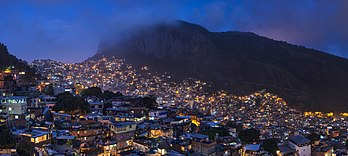 Panorama noturno da Rocinha, a maior favela do Brasil, na cidade do Rio de Janeiro, com o morro Dois Irmãos ao fundo, em junho de 2014. (definição 11 811 × 5 297)