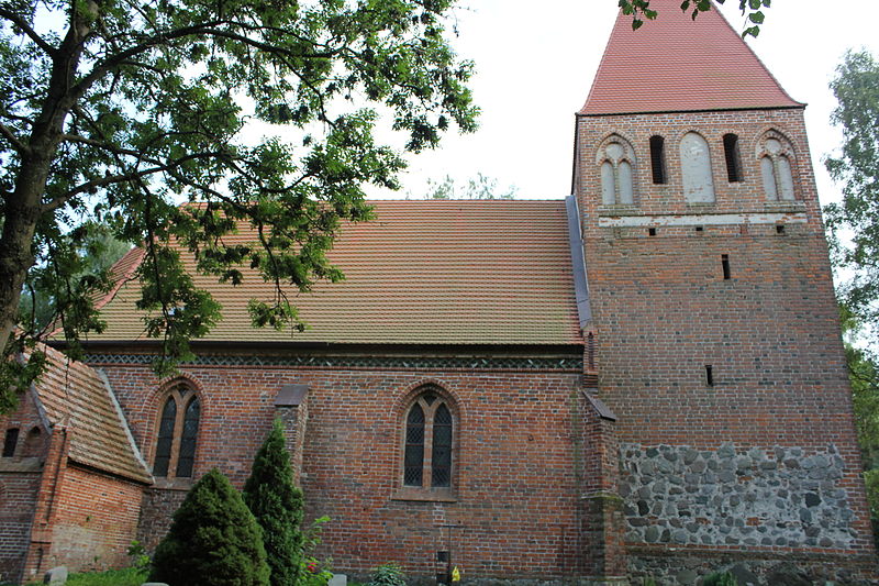 File:2014 Kirche Gross Varchow Nordseite.JPG