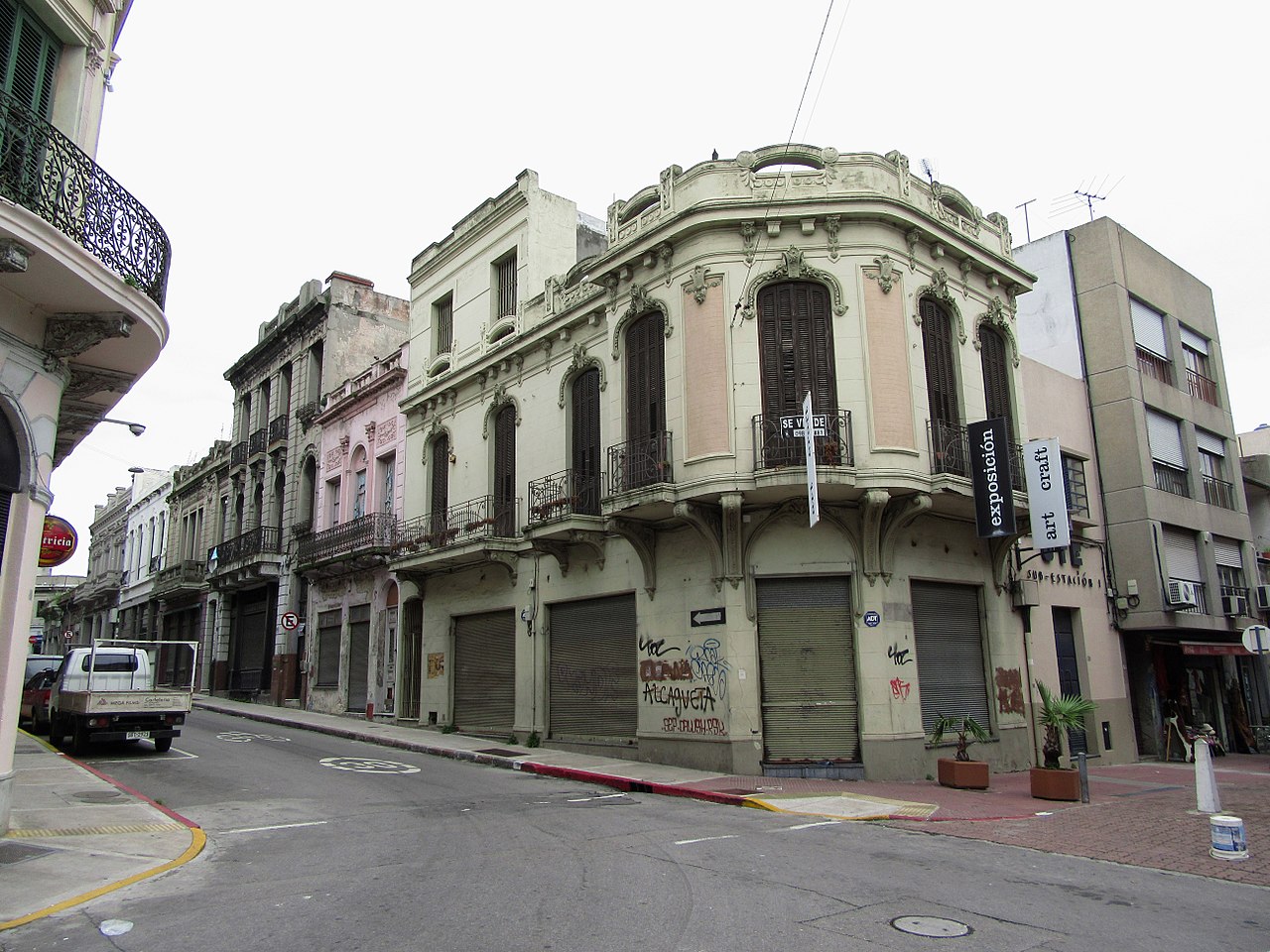 File:2016 Montevideo Ciudad Vieja casa en la calle Piedras con Colón -  Uruguay.jpg - Wikimedia Commons