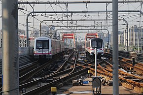 20170818上海地铁6号线两种列车在巨峰路站.jpg