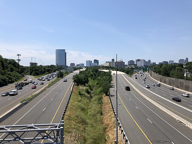 Image: 2019 06 28 12 14 48 View south along Interstate 495 (Capital Beltway) from the overpass for Virginia State Route 694 (Lewinsville Road) in Mcle