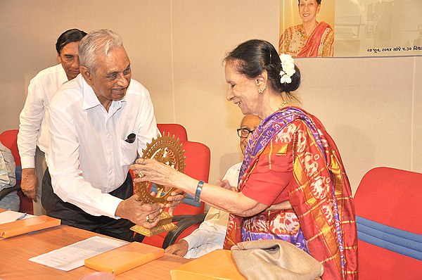 C. K. Mehta presenting the Dhirubhai Thakar Savyasachi Saraswat Award to Mrinalini Sarabhai on 27 June 2014