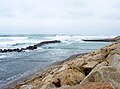 Le port de Penhors : digue submergée par une vague à marée haute.