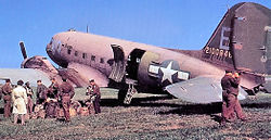 Onnettomuuskoneen kaltainen C-47A Skytrain.