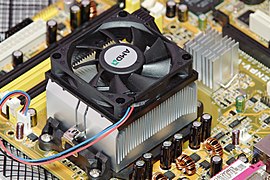 یک هیت سینک رایانه که به دلیل ضریب انتقال حرارت خوب و دفع بالای حرارت از آلومینیم ساخته شده‌است.