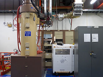 Um clístron de 12 MW usado na segunda fase do LINAC.