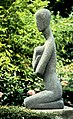 Maternité (Basalte), dans le jardin de sculptures à Sèvres